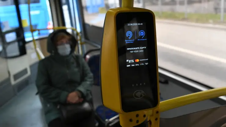 В барнаульских автобусах, троллейбусах и трамваях тестируют новый способ оплаты проезда