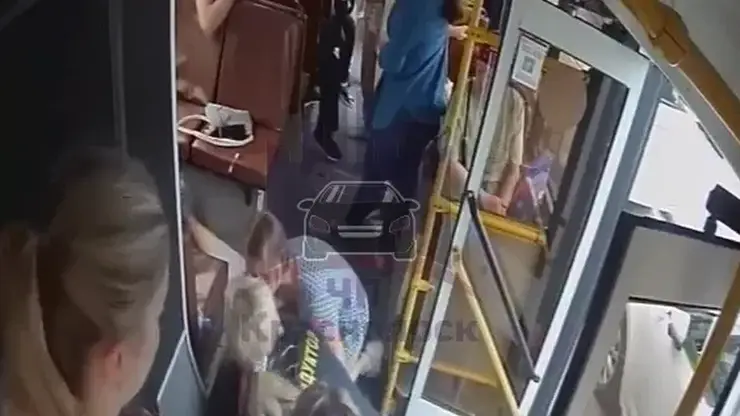 В Красноярске кондуктор автобуса № 85 спасла жизнь пассажирке