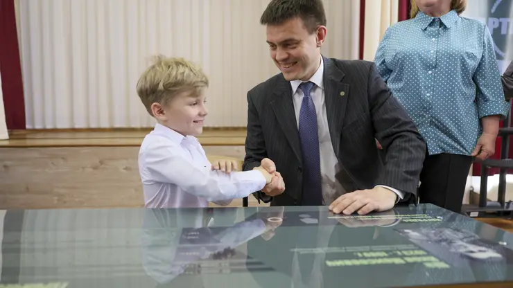 Михаил Котюков посетил в Красноярске родную школу и открыл «Парту Героя»