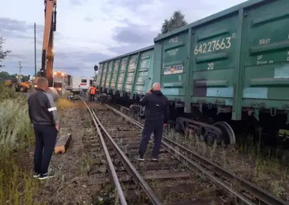 В Красноярском крае с рельсов сошли три вагона с цементом