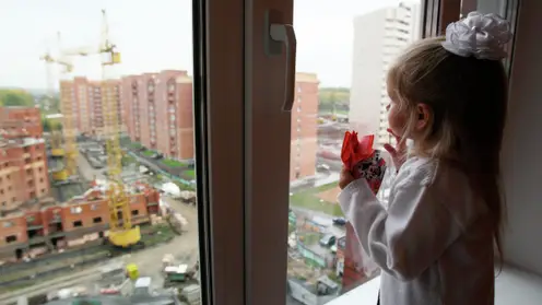 В Якутии госпитализировали выпавшего из окна двухлетнего ребенка