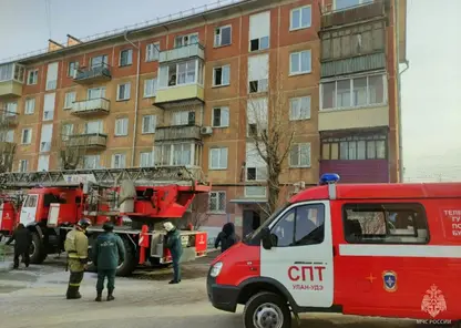 В Улан-Удэ огнеборцы спасли при пожаре маломобильную пожилую женщину
