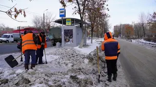 Оренбургские тротуары покрылись льдом из-за резкого похолодания
