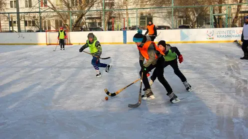 Жителей Красноярска бесплатно научат играть в хоккей и кататься на коньках