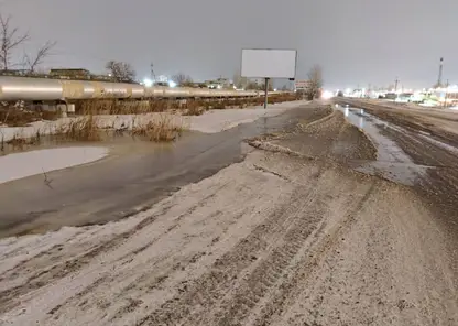 На Северном шоссе в Красноярске во время мороза появилась огромная лужа