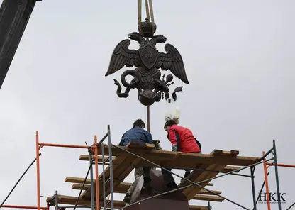 В Красноярске в сквере имени Степанова установили герб Российской империи