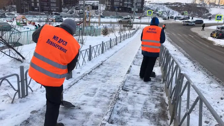 В Красноярске бригады ручного труда наводят порядок в Солнечном и Зелёной Роще