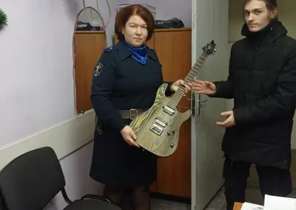 В Красноярском крае норильчанка похитила у друга электрогитару и подарила любимому