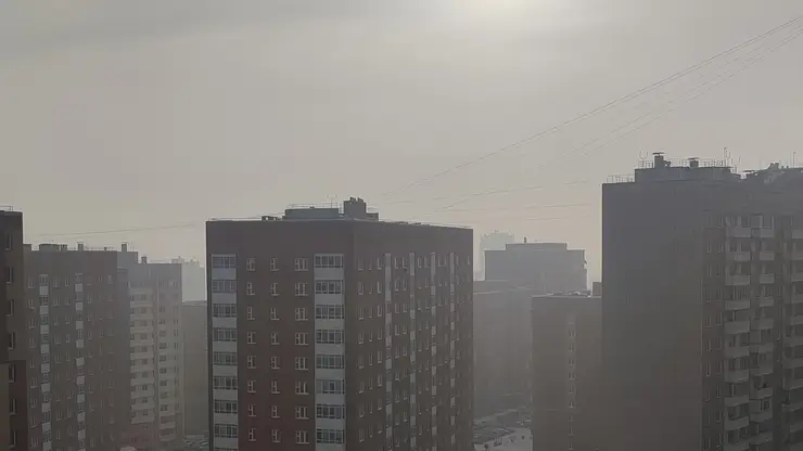 Жители Красноярска массово жалуются на смог и запах гари в городе