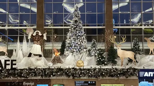 К Новому году украсили красноярский аэропорт