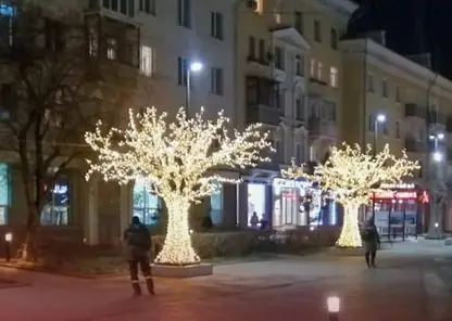 Аллея световых деревьев украсила сквер на Дзержинского