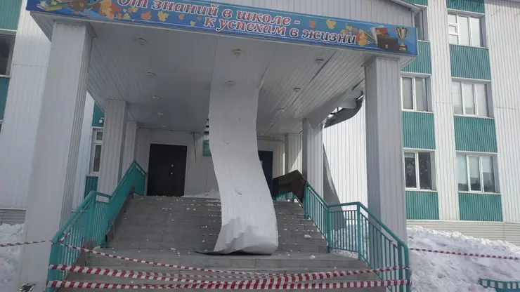 В Якутске из-за снега обвалился козырек школы