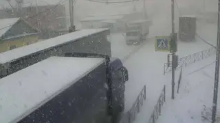 В Иркутской области из-за сильного снегопада ввели ограничения на трассе Р-258