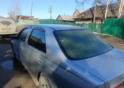 Пьяная жительница Бурятии разбила пакетом с водкой стекло у проезжавшей мимо машины