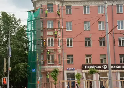 В Ленинском районе ремонтируют фасады домов