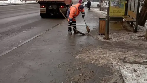 В Красноярске из-за потепления на уборку городских улиц вывели летнюю технику