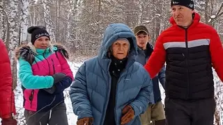 Заблудившуюся 76-летнюю бабушку с собакой из Красноярска нашли в лесу спустя 25 часов