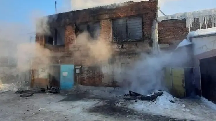 В Новосибирске загорелся производственный цех на улице Большевистской