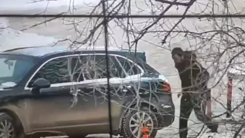 В Красноярске водитель Porsche сломал устройство парковки ради экономии 25 рублей
