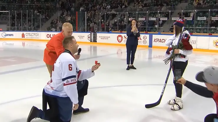 Красноярец сделал предложение своей девушке на матче хоккейного «Сокола»