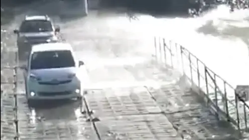 В Ачинске машины на понтонном мосту заливало водой из-за порывистого ветра