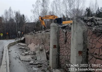 В Красноярске уберут подпорную аварийную стену на ул. Базайской