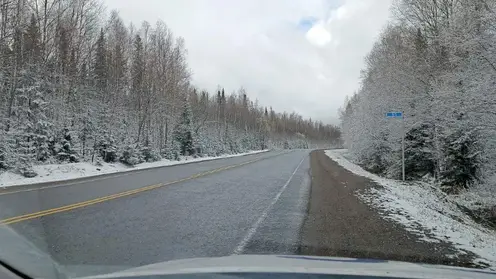 Мокрый снег выпал на трассе Р-257 «Енисей» в Красноярском крае