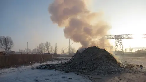 В Минусинске во время режима НМУ предприятие сжигало отходы лесопиления