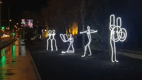 В Красноярске возле КФЭКа на ул. Маерчака появились световые человечки