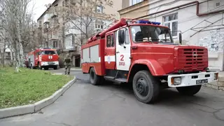 В Новосибирске у здания института ФСБ загорелся автомобиль