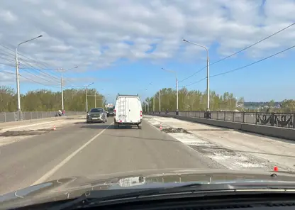 В Красноярске утром на Коммунальном мосту образовался плотный затор