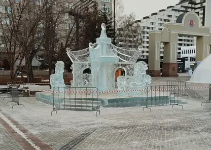 В Красноярске из-за резкого потепления закрыли ледовые горки и скульптуры
