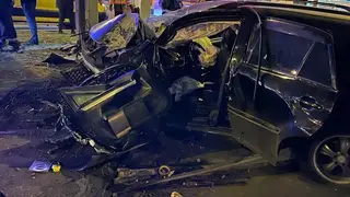 Водитель из Красноярска разбил «Лексус» о рекламный щит