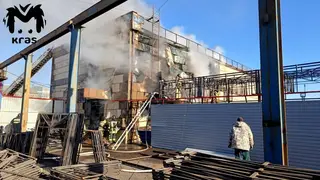 В Красноярске на ул. Шахтёров горит 2-этажное здание