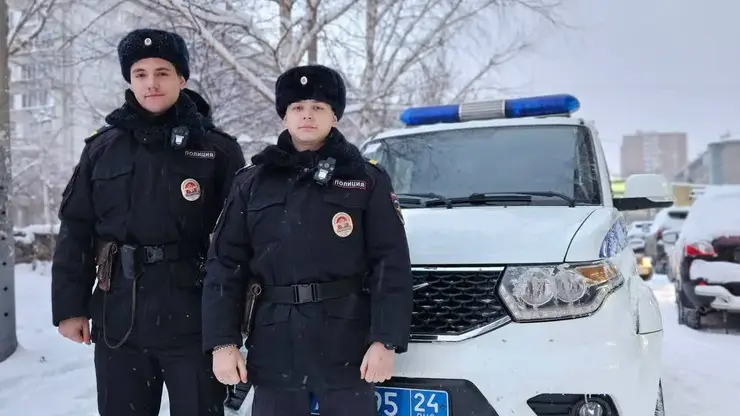 В Красноярске полицейские сняли мужчину с дерева