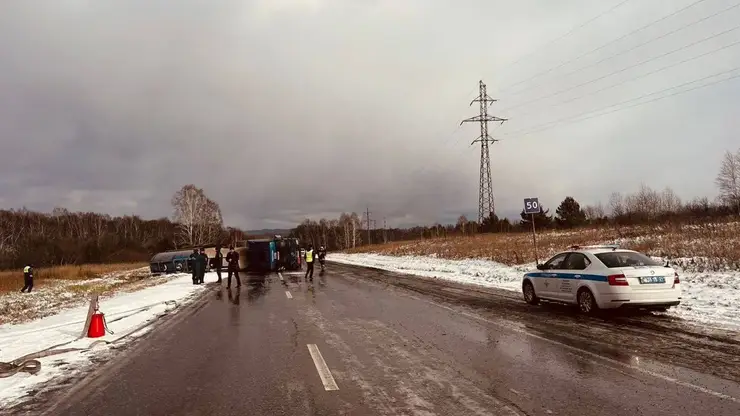 Прокуратура проводит проверку из-за разлива около 4 тонн бензина на трассу в Назаровском районе
