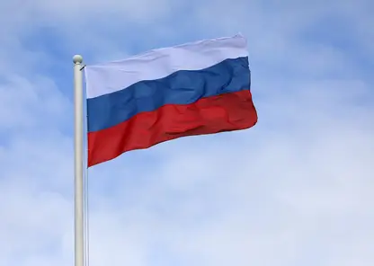 В Красноярске торжественно подняли флаг РФ