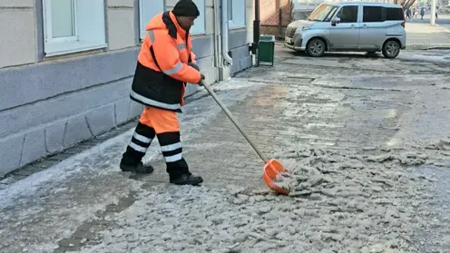 В Железнодорожном районе Красноярска продолжают очищать тротуары от наледи и снега
