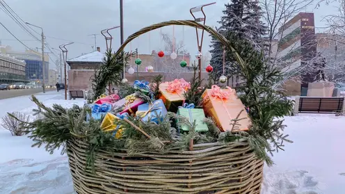 На улицах Красноярска появились новогодние корзины с декоративными подарками