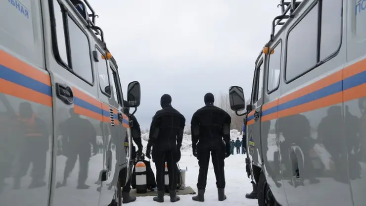 «Нива» с водителем провалилась под лёд на Красноярском водохранилище