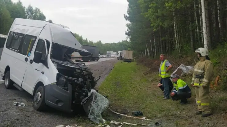 Водитель микроавтобуса пострадал при лобовом столкновении с грузовиком в Красноярском крае