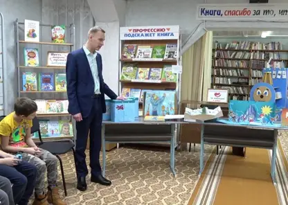 Сотрудники Богучанской ГЭС передали районной библиотеке специализированные издания для слепых