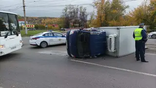 В Красноярске на ул. Мичурина опрокинулся грузовик