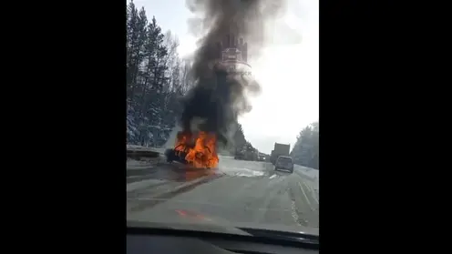 В Красноярском крае на федеральной трассе ВАЗ сгорел после столкновения с грузовиком