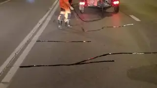 В Красноярске трещины на дорогах устраняют с помощью герметизирующей заливки