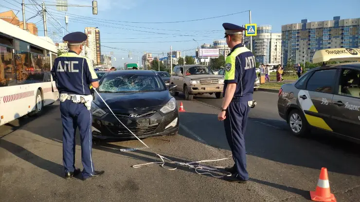 В Красноярске водитель сбил женщину и подростка
