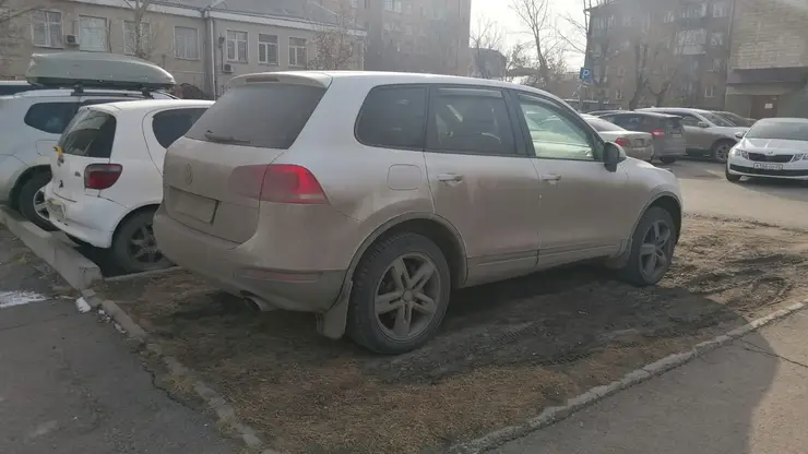 Штрафов на 7,5 млн рублей выписали красноярским водителям за парковку на газонах