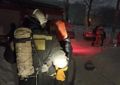 Барнаульские пожарные спасли 10 человек из горящего здания