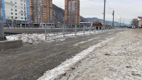 В Красноярске на ул. Свердловской поставили ограждения в районе съезда с Николаевского моста