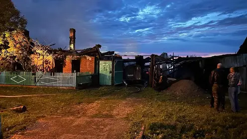 В Красноярском крае во время пожара в жилом доме пропало два человека